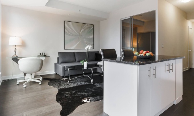 Financial District Condominio | Downtown-Modern-Bright Steps to Shangri-La Hotel