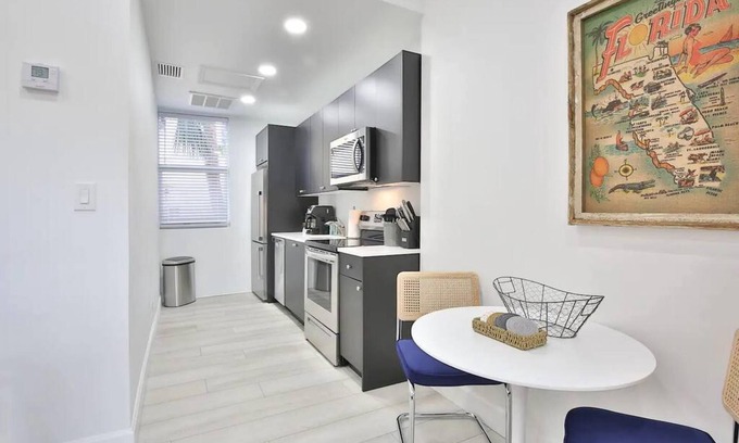Gillespie Park Casa | Downtown Modern Fresh pet Welcome Workspace