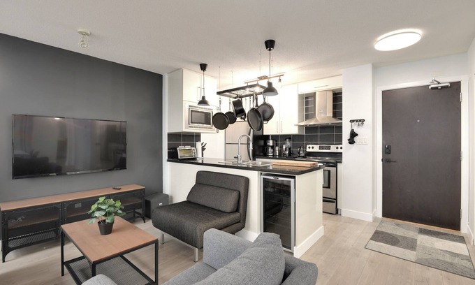 Crosstown Condominio | Downtown Modern-Industrial Condo 2bd/2bth + Parking