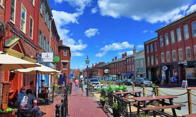 Newburyport Casa | Downtown Newburyport, Bright and Sunny 2 Bedroom