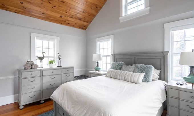 Historic Hill Casa | Downtown Newport- Newly Remodeled Historic House