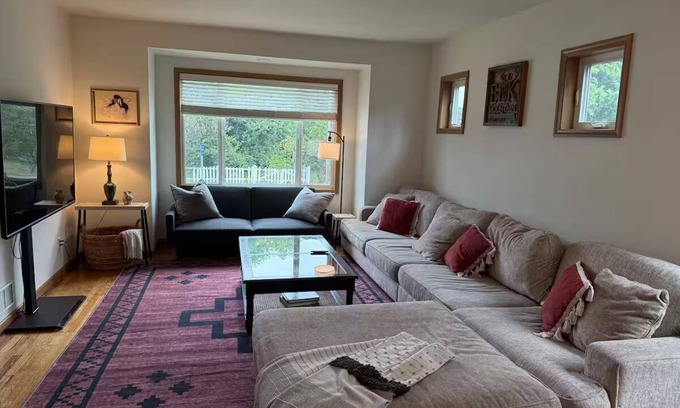 North Bend Casa | Downtown North Bend Basecamp