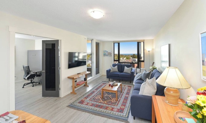 Downtown Victoria Condominio | Mountain & Ocean Views Bright Comfy Condo Perfect Downtown Location