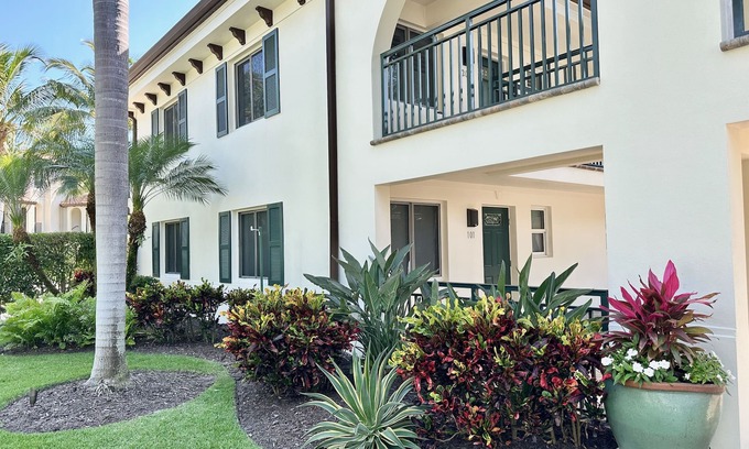 Old Naples Condominio | Downtown "old" Naples, walking distance to beach, restaurants & shops