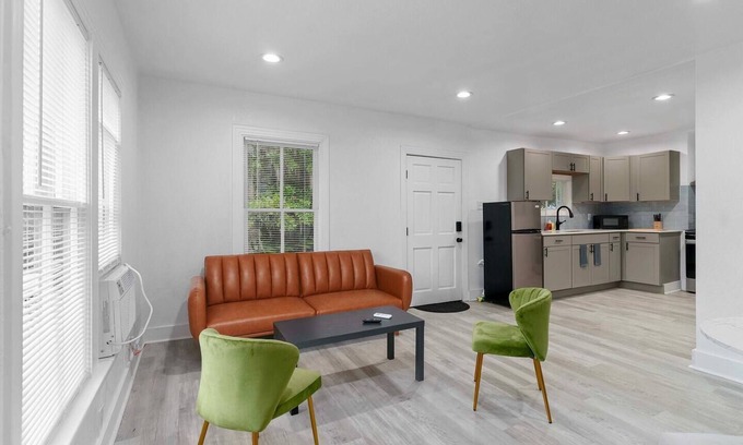 Lake Eola Heights Casa | This house is a 1 bedroom(s), 1 bathrooms, located in Orlando, FL.