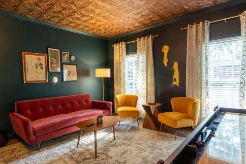 Ocean Springs Casa | Downtown Os Artistic Stay W Fire Pit, Game Room!
