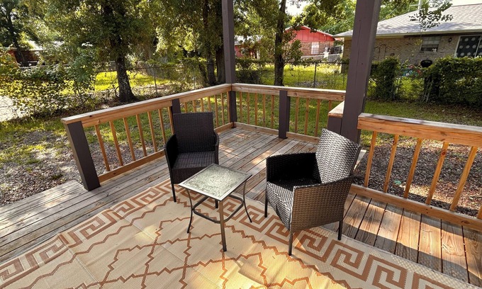 Myrtle Grove Casa | Downtown Pensacola 70's bungalow