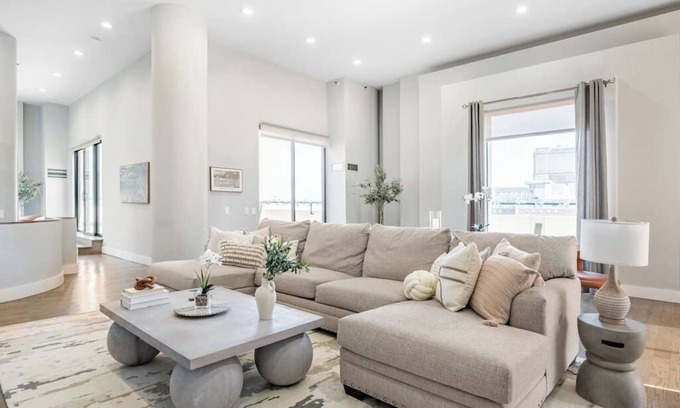 Printers Row Condominio | Downtown Penthouse Lake Views #1|Gym, Parking+Pool