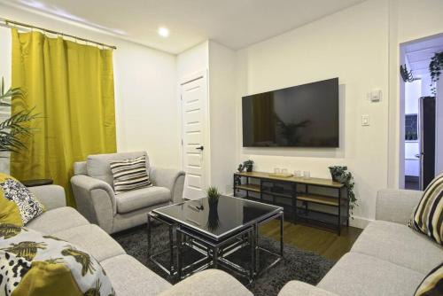 Sherbrooke Apartamento | Downtown Prestige: Parking, King Bed, Sleeps 6
