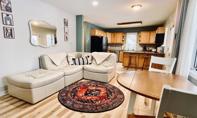 Boyne City Apartamento | Downtown Retreat 10 mins to Boyne Mountain. Pet friendly!