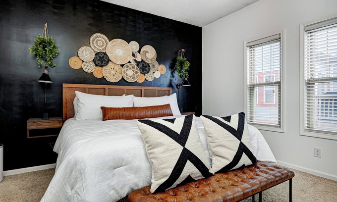 Kennedy King Condominio | Downtown retreat 5mins to Bottleworks and Mass Ave w/ Garage