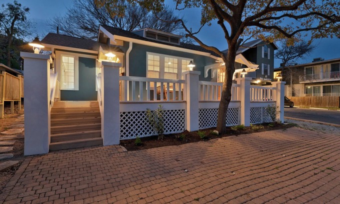 Clarksville Casa | Downtown retreat and super walkable! Sleeps 6 - 10.