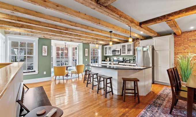 Hallowell Apartamento | Downtown, River Views, Dining, King & Queen beds!