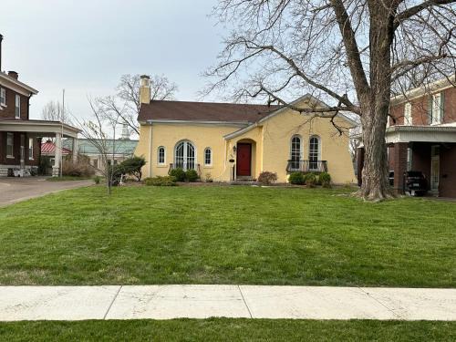 Russellville Casa | Downtown Russellville Home with Hot Tub