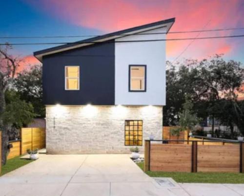 Denver Heights Casa | Downtown San Antonio Near Riverwalk and Frost