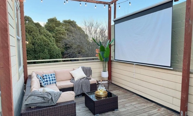 Lone Mountain Apartamento | Downtown SF retreat: luxury stay, outdoor cinema