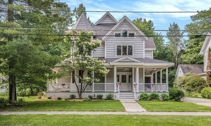 Harbor Springs Casa | Downtown! Short walk to dining and lake!