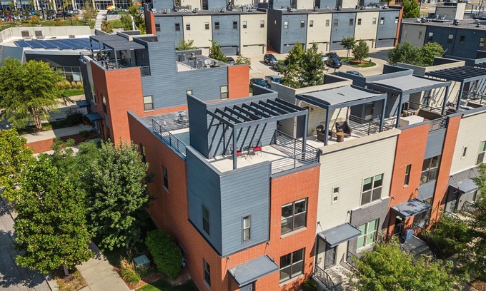 Downtown Des Moines Casa | Downtown Skyline Views in Modern Townhome with Rooftop Patios