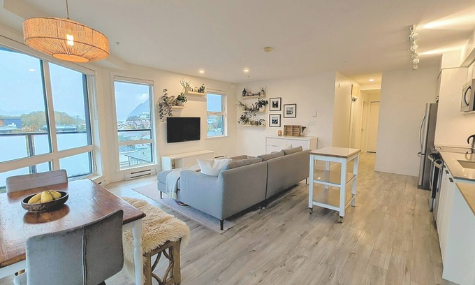 Squamish Condominio | Downtown Squamish Penthouse with Mountain and Ocean Views