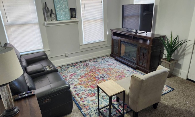 Saint Cloud Casa | Downtown St. Cloud home close shopping, restaurants, and airport.