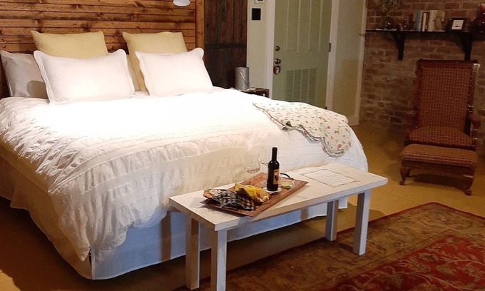 Sparta Apartamento | Downtown studio apartment walking distance to restaurants and shops