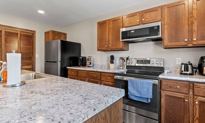 West Central Apartamento | Downtown Studio w/Jacuzzi and Game Room!