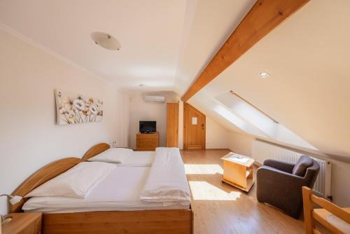 Piestany Apartamento | Downtown Studio with Garden
