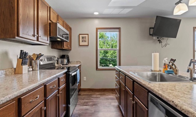 West Central Apartamento | Downtown Studio with Jacuzzi & Game Room