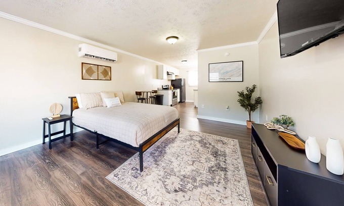 La Follette Apartamento | Downtown studio with full kitchen, BBQ area, firepit, fast WiFi, streaming, AC
