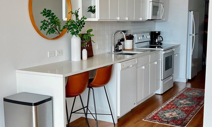 Crossroads Arts District Apartamento | Downtown Stunner Right on Street Car