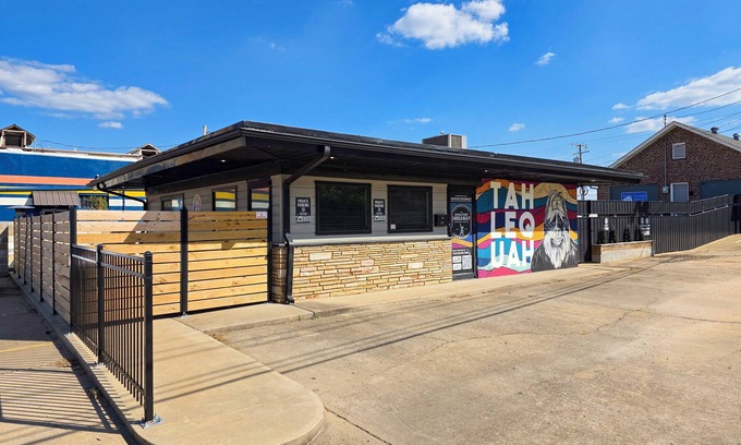 Tahlequah Casa | ¡Quédese en el corazón del centro de Tahlequah - Bungalow moderno cerca de todo!