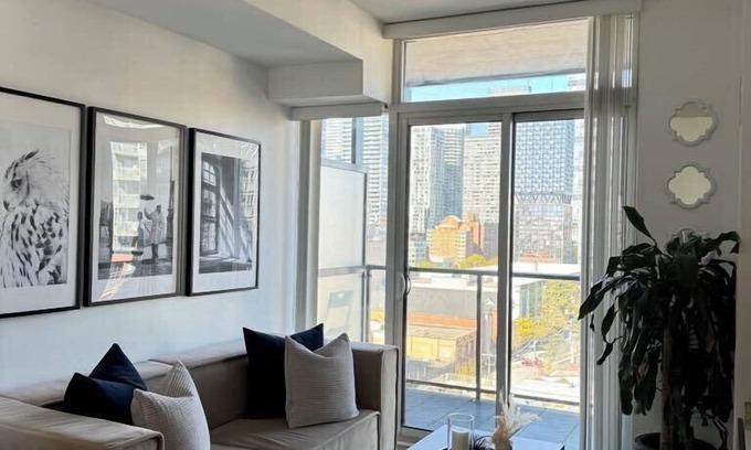 St. Lawrence Condominio | Downtown Toronto Condo with Office Space! Walking distance to Scotiabank Arenan