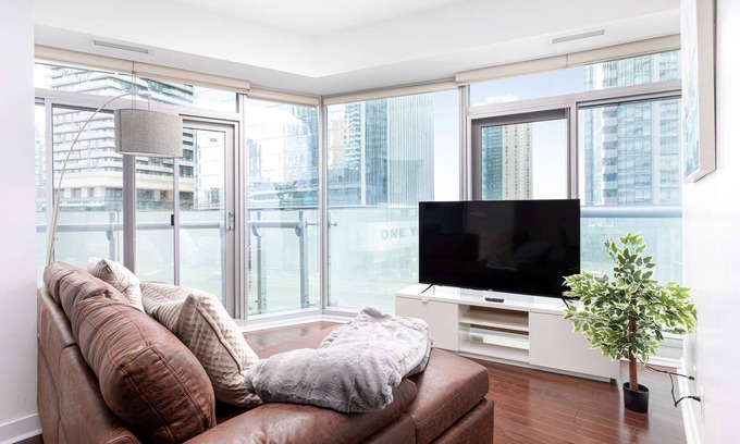 Toronto Entertainment District Hotel | 2 mins walk to Scotiabank arena, CN Tower, union station, MTCC, Downtown Toronto