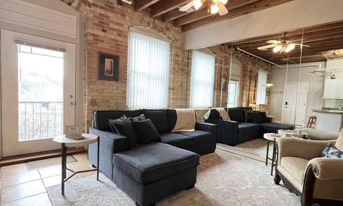 Grand Haven Condominio | Downtown Waterfront! Cozy Space in the heart of Grand Haven!