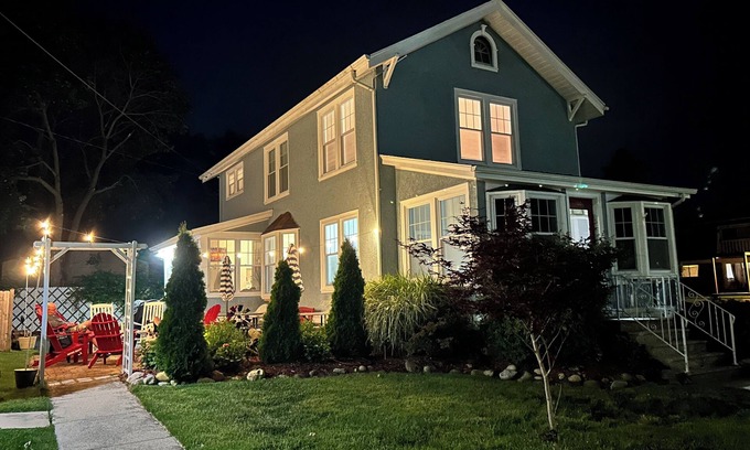 Williams Bay Casa | Downtown Williams Bay. Full house walk to restaurants, ice cream, bars & coffee