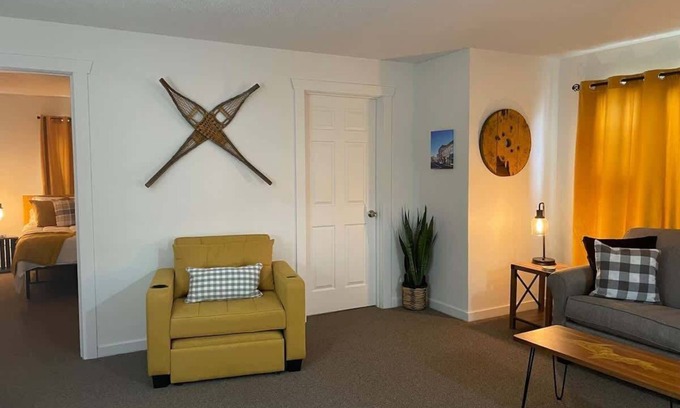 Ironwood Condominio | Downtown "Yellow Room" at Villages on Aurora