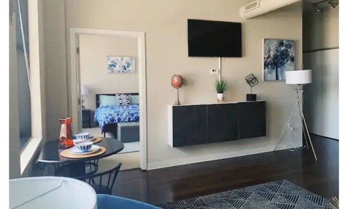 Inner Harbor Condominio | Downtowns 1st Skyscaper!Cozy home w/Gym & Parking!