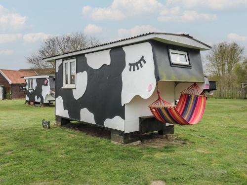 Woodbridge Casa | Dozy Dotty Cow Shed 4