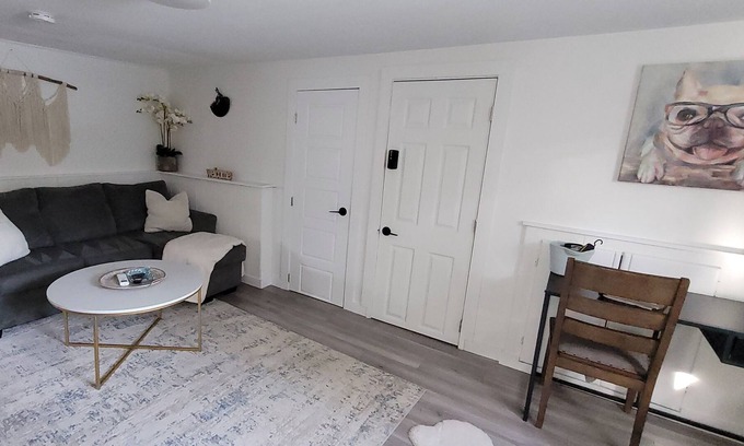 Fredericton Apartamento | Dragonfly Den, 2 bdrm with sauna, fire pit, hot tub. 2 min drive to downtown