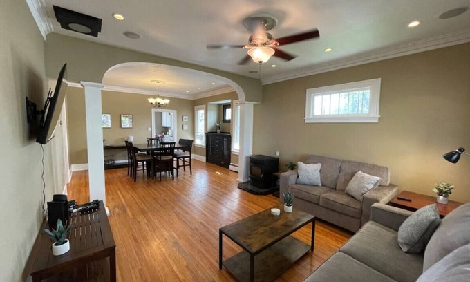Great Falls Casa | Dragonfly House: A cheerful five-bedroom