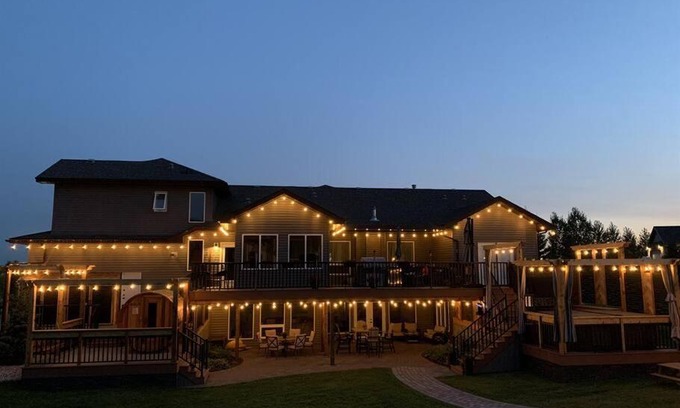 Sherwood Park Casa | Dragonfly Inn Loft & Walkout Suites