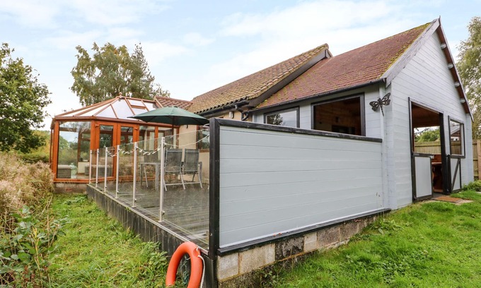 East Dereham Cabaña | Dragonfly Lodge, WHINBURGH