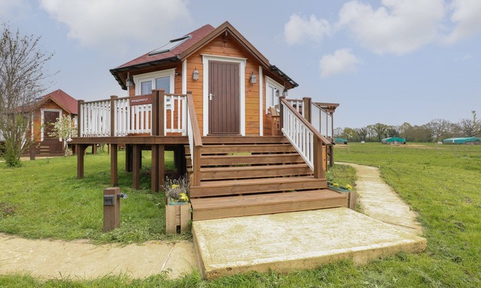Pentney Cabaña | DRAGONFLY RETREAT, romantic, with hot tub in Upper Marham
