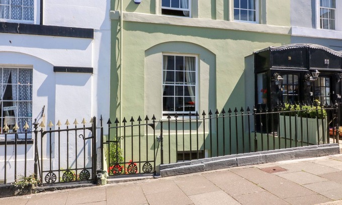 Plymouth Cabaña | DRAKE'S RETREAT, romantic, with a garden in Plymouth