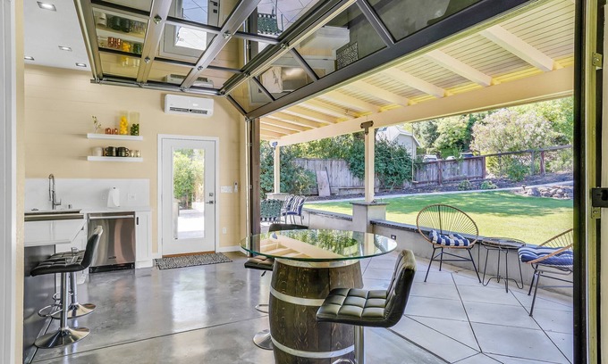 Pleasant Hill Apartamento | Dramatic and Unique Industrial Door Blurs The Boundaries Between Inside and Out
