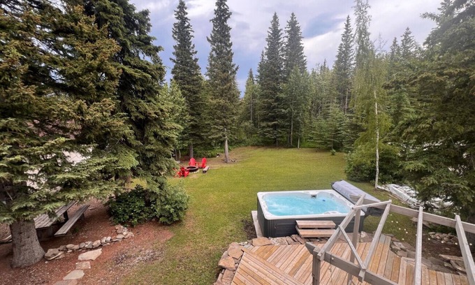 Jasper East Casa | Dream 4-Br 4-Ba | Private Pool & Hot Tub | 2-min DRIVE to Jasper National Park