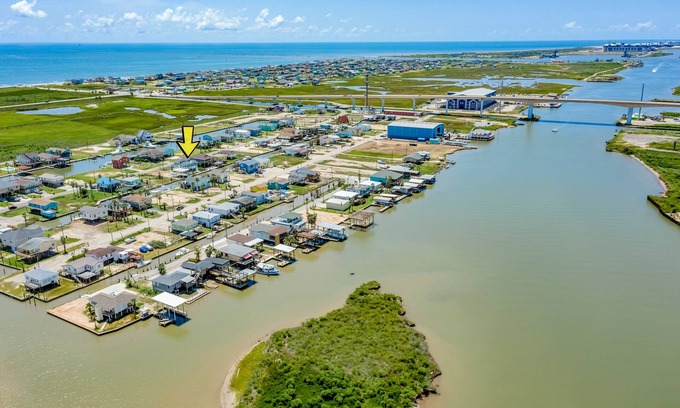 Surfside Beach Casa | Dream | Canal Front | Firepit | Kayking & Fishing