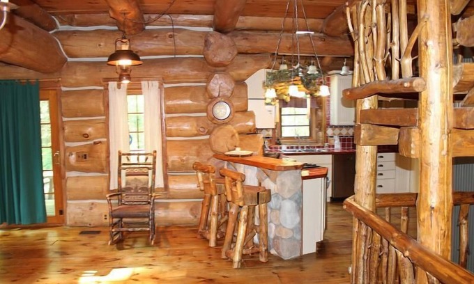 Newaygo Cabina | Dream Catcher Log Cabin (Newaygo, MI): ¡SOLO LISTO! Capacidad 10-12-Central Air, WiFi, 60 acres privados