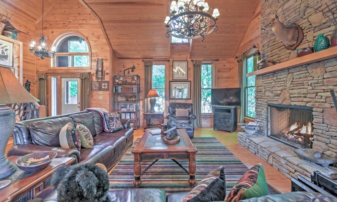 Sapphire Casa | Dream Catcher Luxe Cabin with Large Deck and Mtn View