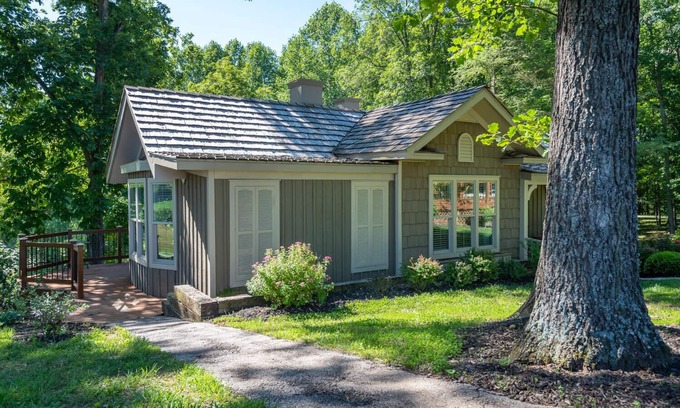 Paoli Cabaña | Dream Getaway Cottage w/ Endless Hilltop Views - Seasonal Pool/Hot Tub